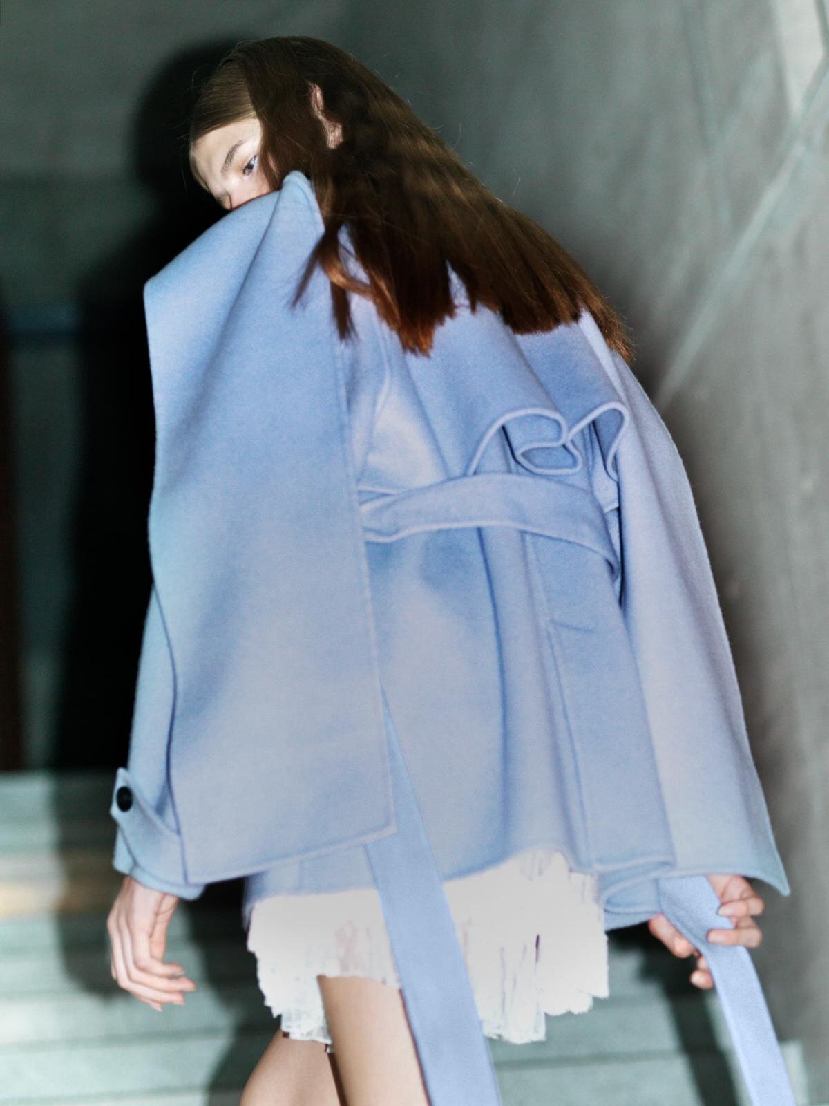 スナイデル“上質素材”のウェア、スカーフ付きミドルコート＆ふわふわオフショルニット｜写真5