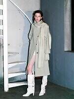 スナイデル“上質素材”のウェア、スカーフ付きミドルコート＆ふわふわオフショルニット｜写真1