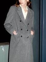 スナイデル“上質素材”のウェア、スカーフ付きミドルコート＆ふわふわオフショルニット｜写真10