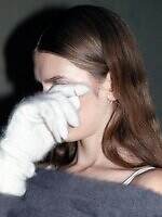 スナイデル“上質素材”のウェア、スカーフ付きミドルコート＆ふわふわオフショルニット｜写真3