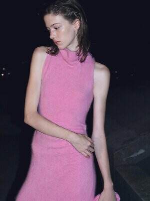 スナイデル“上質素材”のウェア、スカーフ付きミドルコート&ふわふわオフショルニット|写真8