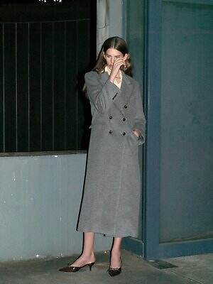 スナイデル“上質素材”のウェア、スカーフ付きミドルコート&ふわふわオフショルニット|写真9