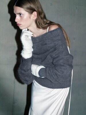 スナイデル“上質素材”のウェア、スカーフ付きミドルコート&ふわふわオフショルニット|写真4