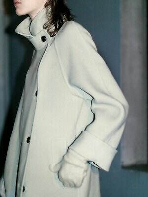 スナイデル“上質素材”のウェア、スカーフ付きミドルコート&ふわふわオフショルニット|写真2