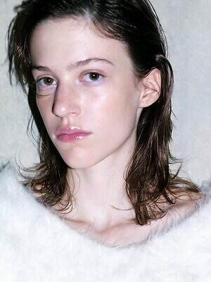 スナイデル“上質素材”のウェア、スカーフ付きミドルコート&ふわふわオフショルニット|写真12