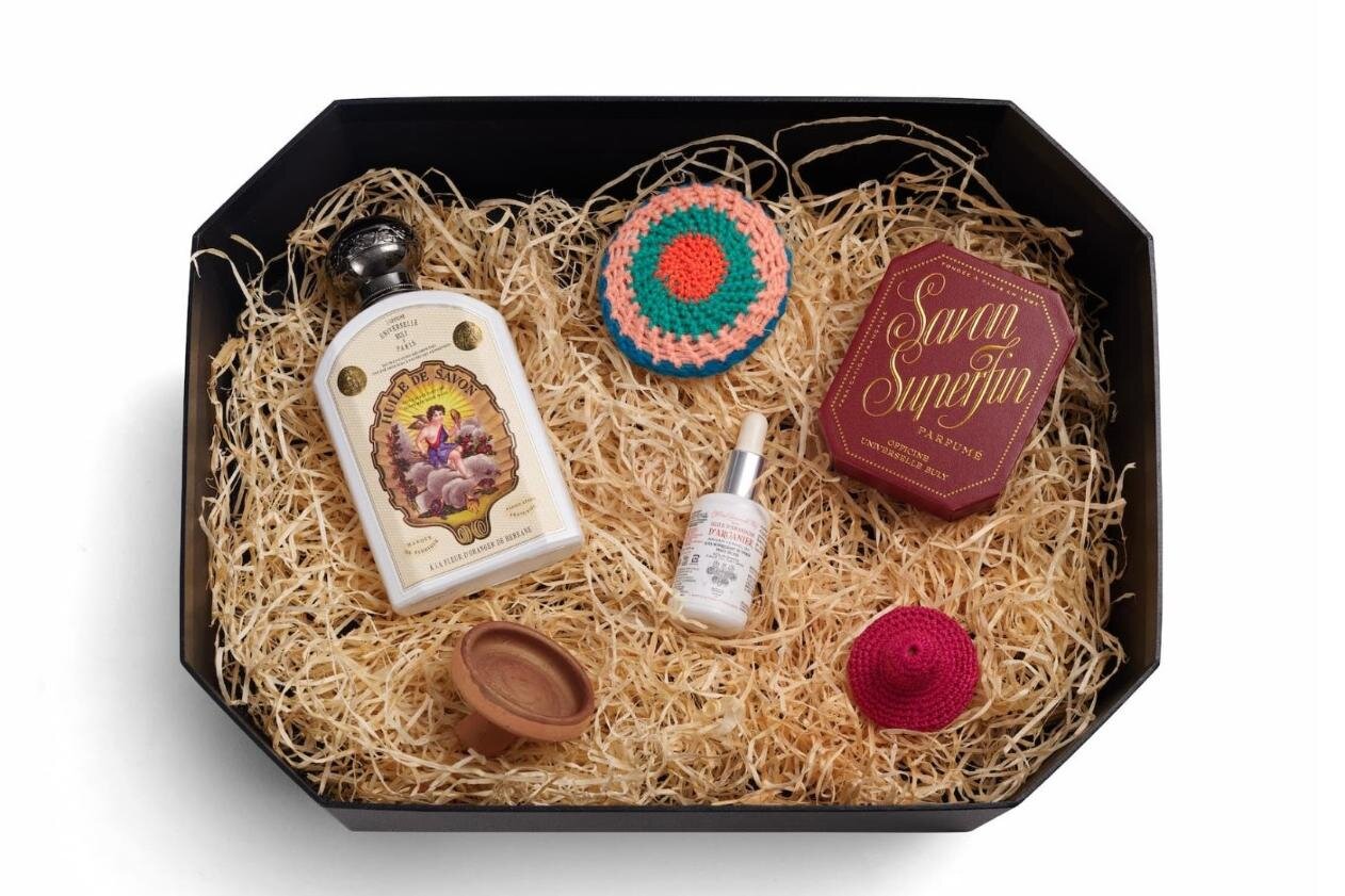 オフィシーヌ・ユニヴェルセル・ビュリー“八角形”のギフトボックス、フレグランスやスキンケアキット
