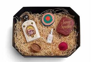 オフィシーヌ・ユニヴェルセル・ビュリー“八角形”のギフトボックス、フレグランスやスキンケアキット