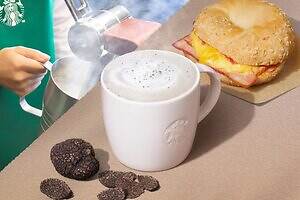 スタバ初の“出来たてスープ”「トリュフ スープチーノ」トリュフ香る3種のきのこ風味×ふわふわスチーム