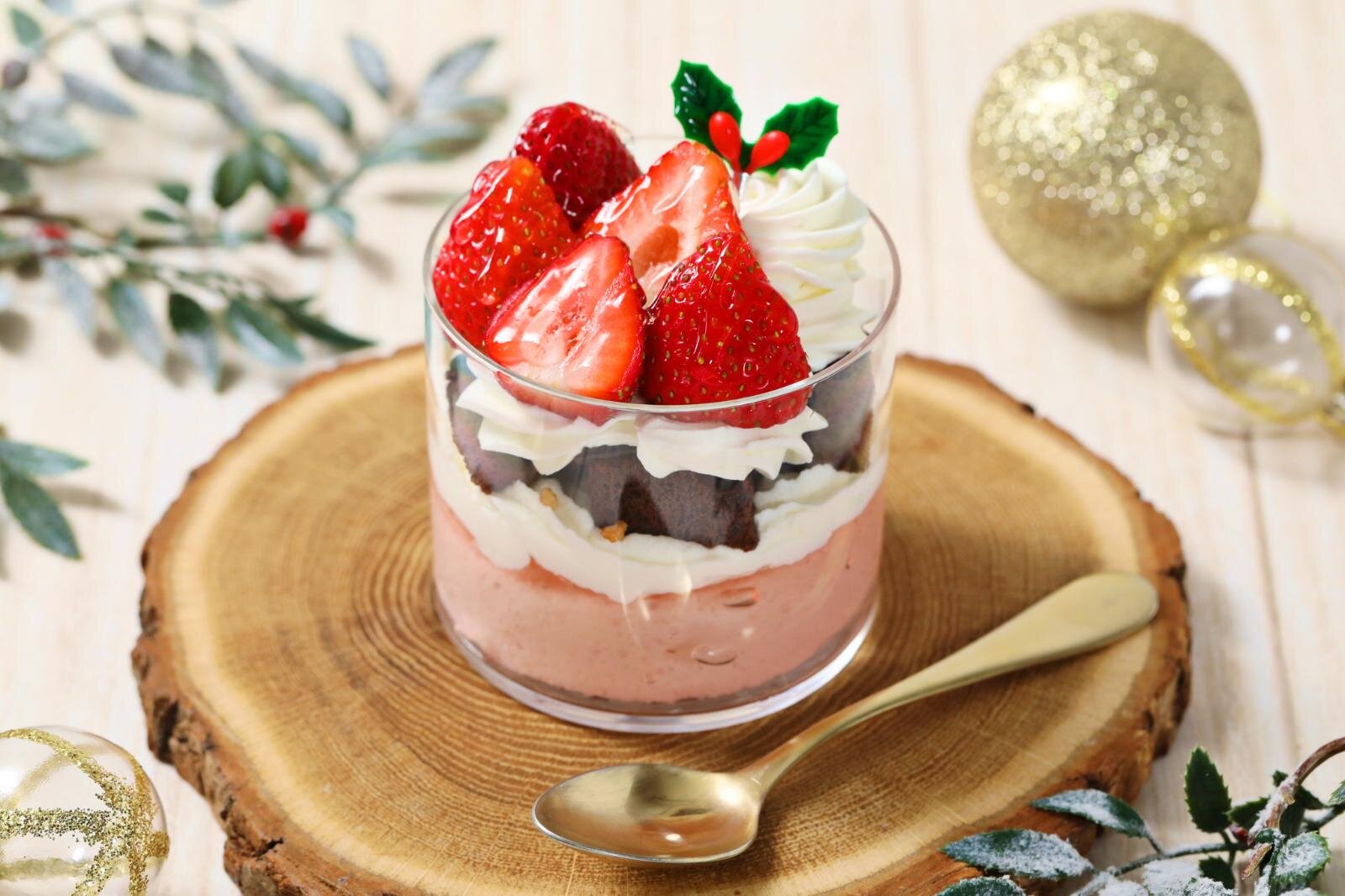 「苺とチョコレートのクリスマスパルフェ」880円 ※～12月25日(木)まで。