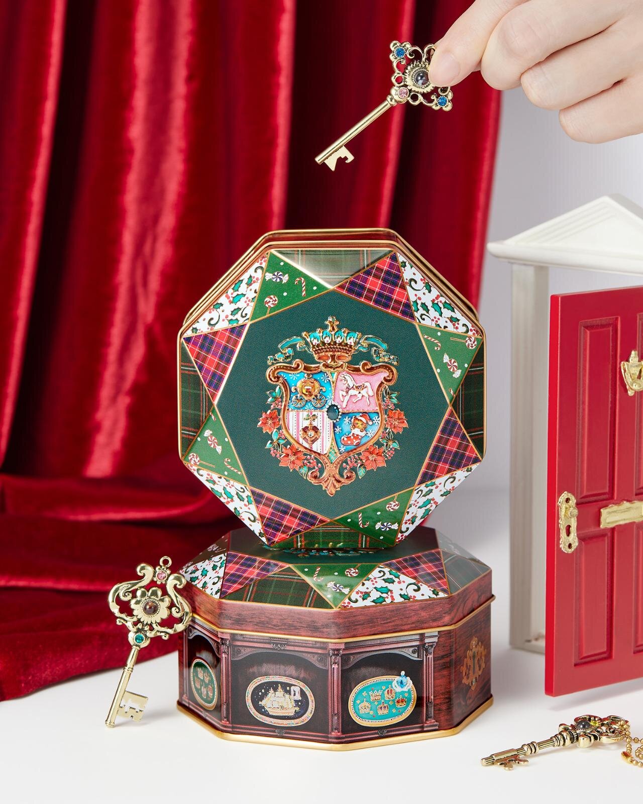 クリスマス限定「クリスマスエンブレム缶」2,640円 