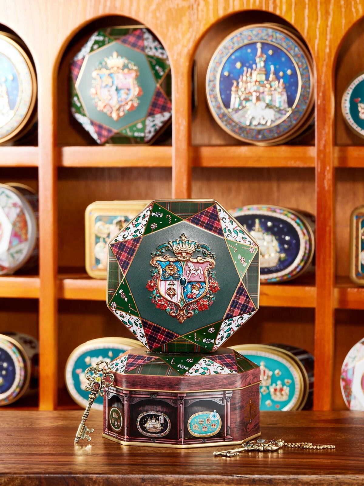 クリスマス限定「クリスマスエンブレム缶」2,640円 