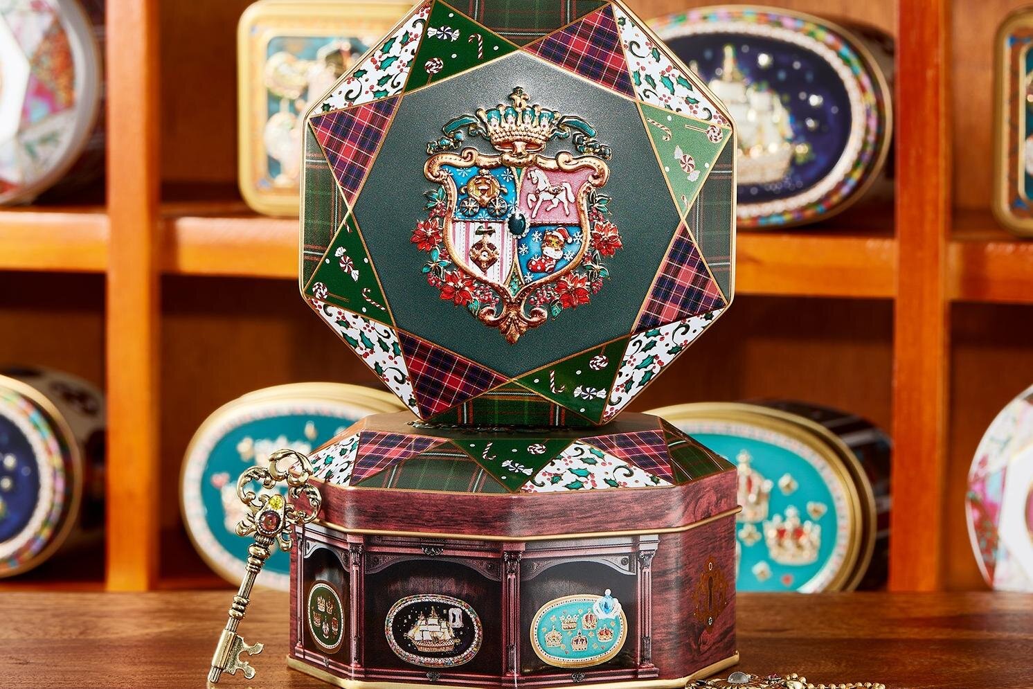 「クリスマスエンブレム缶」“アンティーク風の棚”描いたハートフィナンシェ缶、不思議な鍵チャーム付き