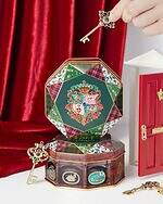 青山デカーボ(Aoyama decarbo) クリスマスエンブレム缶｜写真2