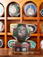 青山デカーボ(Aoyama decarbo) クリスマスエンブレム缶｜写真1