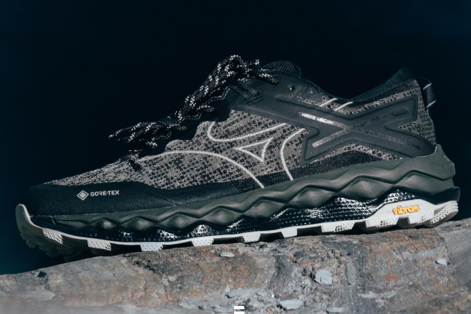 ミズノ×マハリシ第3弾コラボスニーカー、ゴアテックス搭載ジャカード織りメッシュアッパー