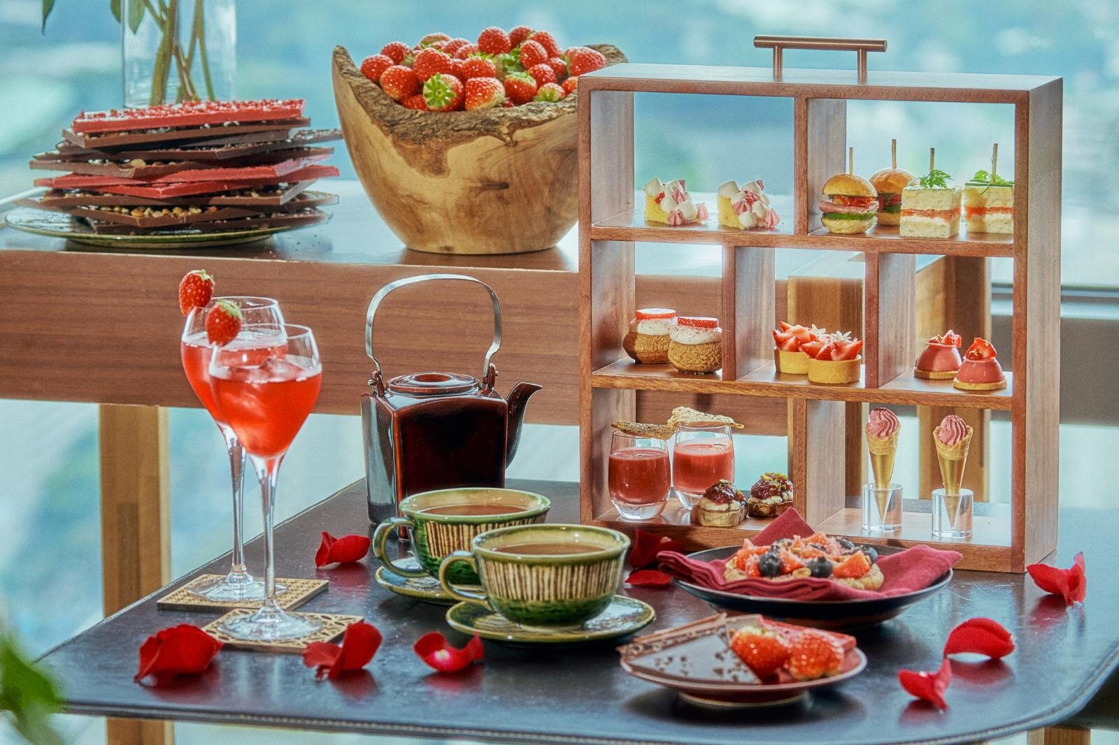 アンダーズ 東京「ストロベリーアフタヌーンティー」“赤パプリカ×苺”タルトや王道ショートケーキなど