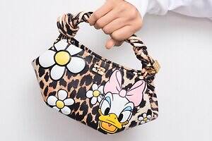 ガニー「ディズニー」デイジーダック主役のスウェットやバッグ、レオパード＆花柄を散らして