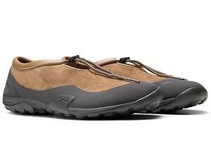 東京デザインスタジオ ニューバランス“トグル付き”スリッポンシューズ、ブラウン＆ネイビーのヌバックで