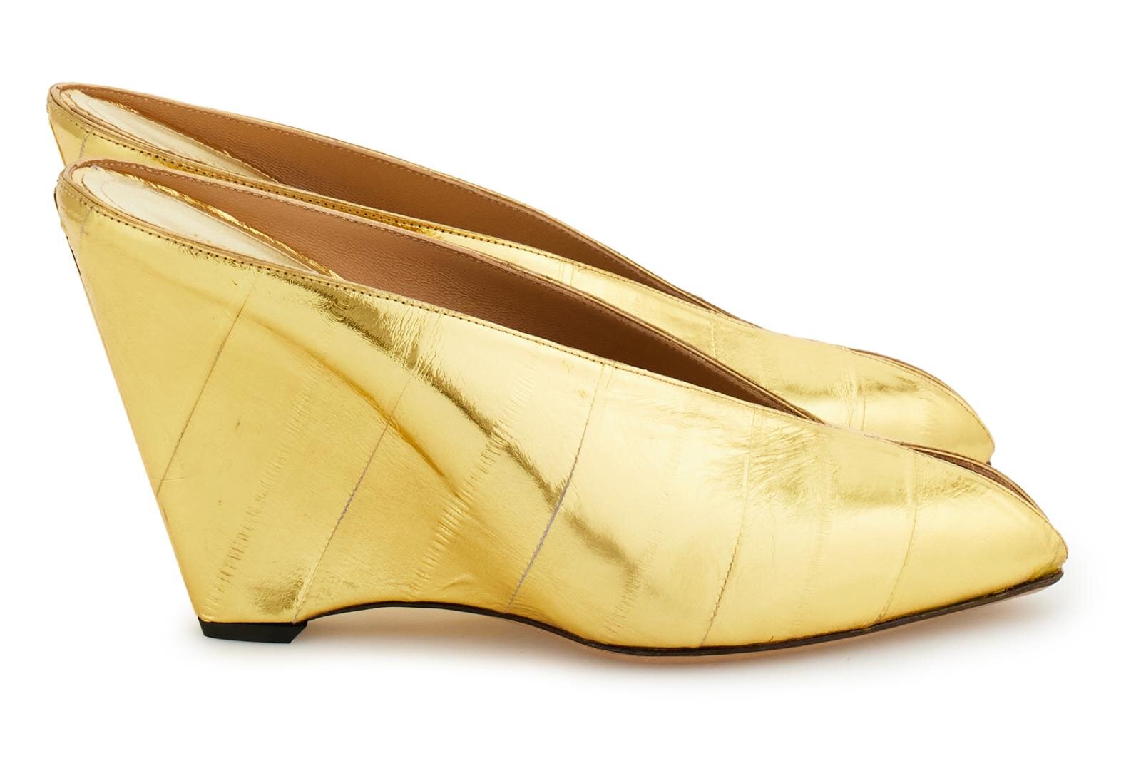 パンプス｜フェラガモ“メタリックゴールド”ミュールや「ガンチーニ」パンプス、リニューアルの銀座本店で