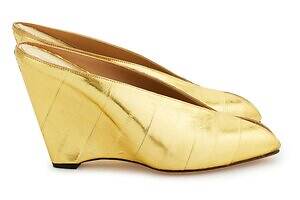 フェラガモ“メタリックゴールド”ミュールや「ガンチーニ」パンプス、リニューアルの銀座本店で