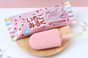 サクマ製菓「いちごみるくアイスバー」練乳入り濃厚アイス×“カリカリ”食感キャンディ、全国セブンで