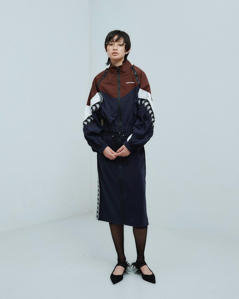 スイッチブルゾン 42,900円、ジャージスカート 29,700円