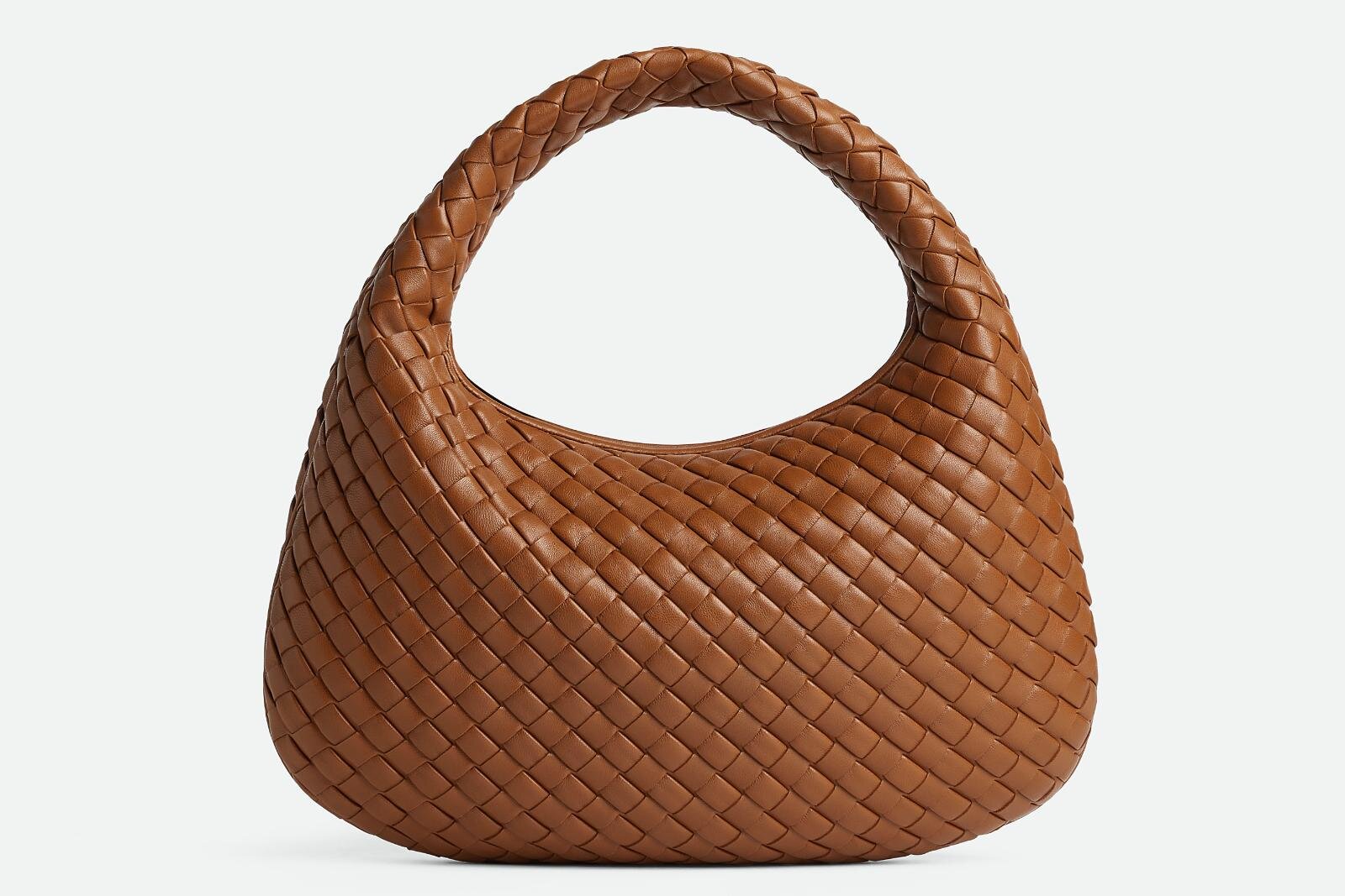 ボッテガ・ヴェネタ“ふっくらフォルム”の新バッグ「ヴェネタ」パッド入りレザー採用