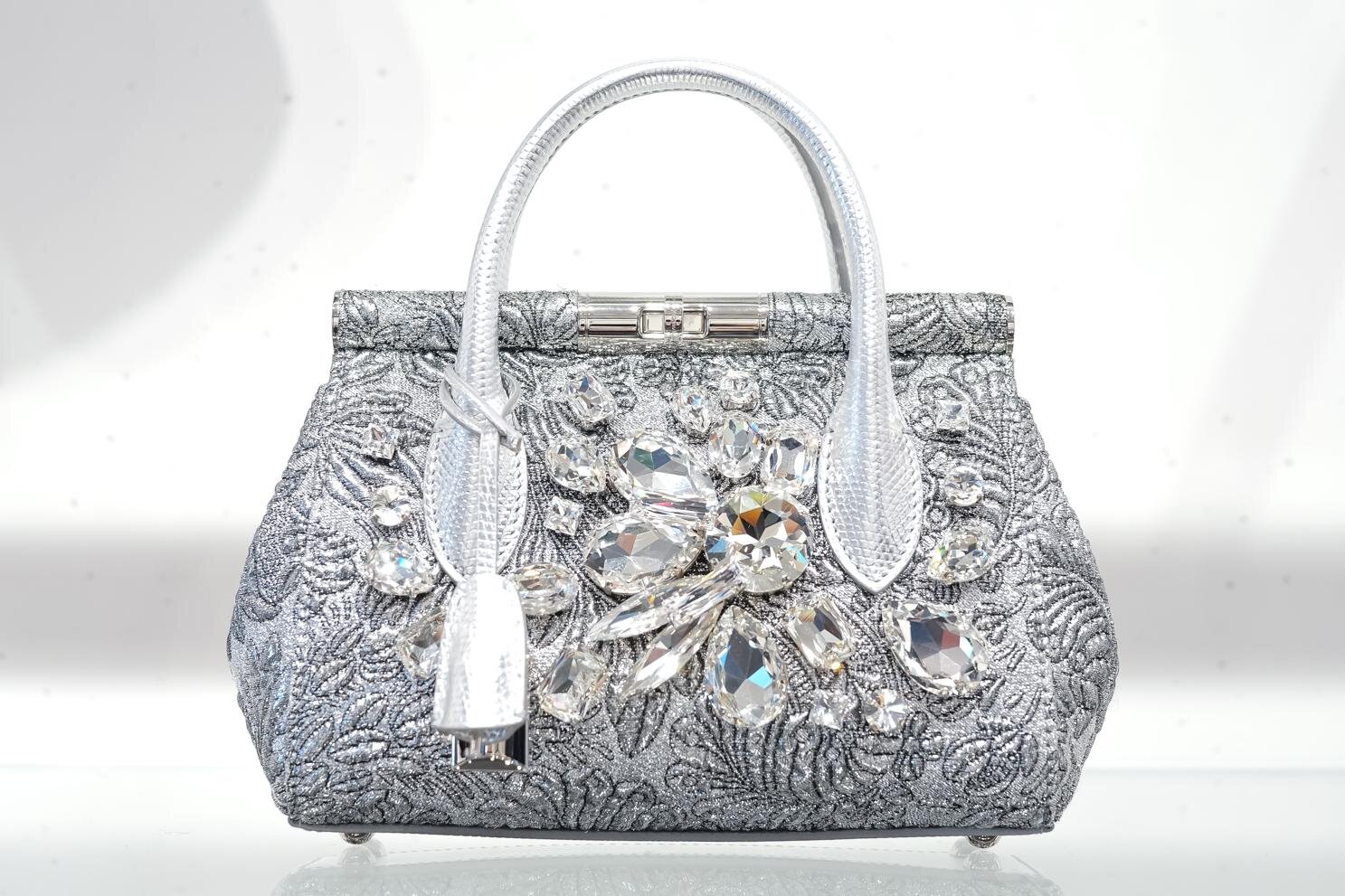 ドルチェ＆ガッバーナ“クリスタル輝く”銀色ハンドバッグ、チャームやヒールサンダルも