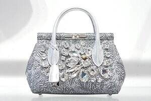ドルチェ＆ガッバーナ“クリスタル輝く”銀色ハンドバッグ、チャームやヒールサンダルも