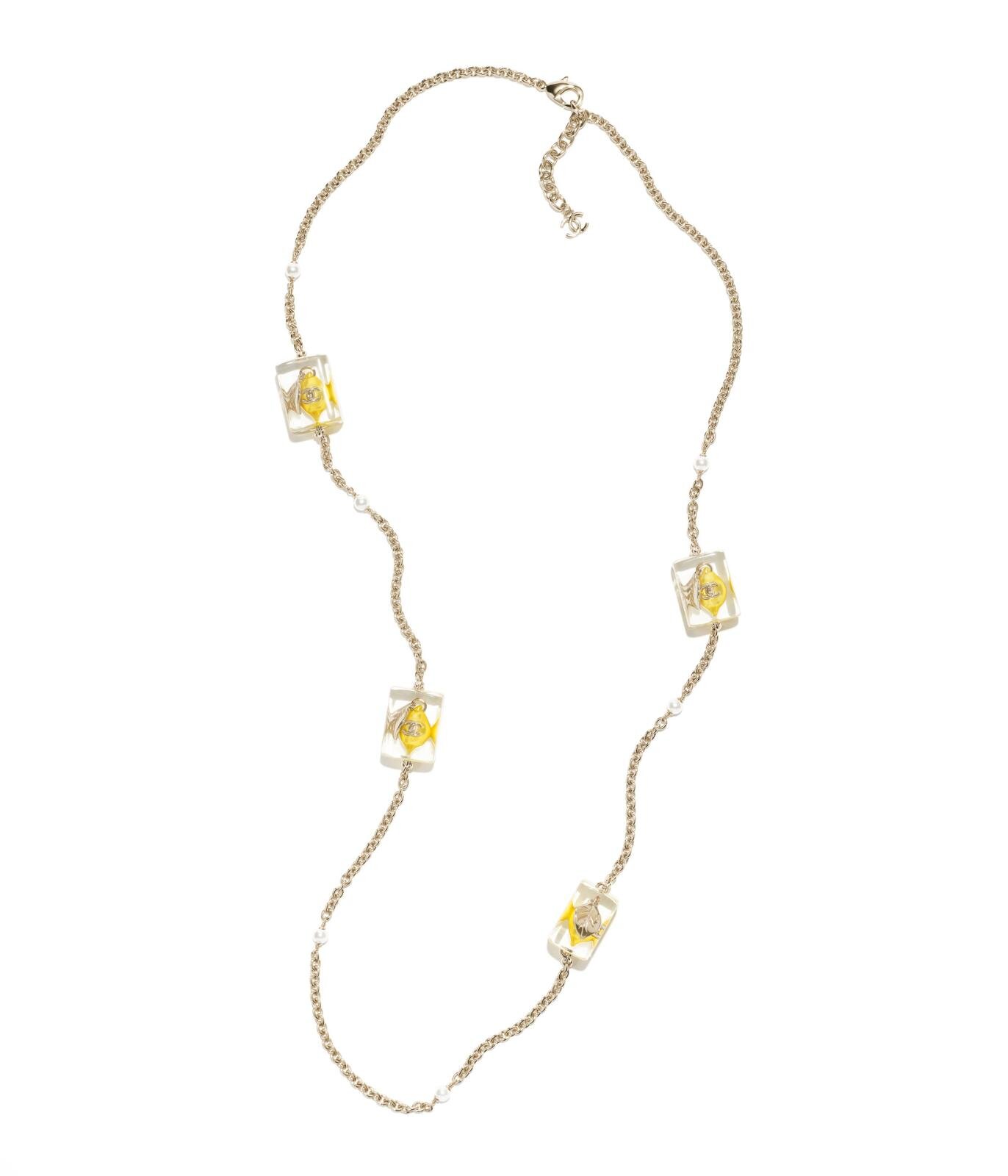 シャネルの“揺れる”レモン＆ガラスビーズのジュエリー、レザーの編み込みフープイヤリングも