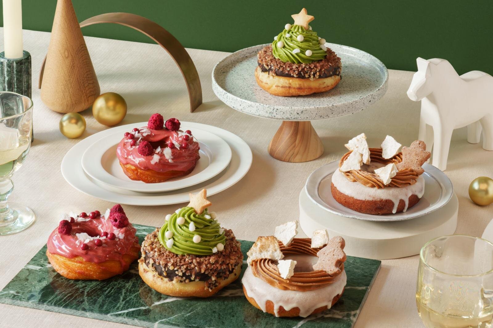 コエ ドーナツ京都の25年クリスマス、“ツリー型”抹茶ドーナツや「ラズベリーリース」限定クッキー缶も
