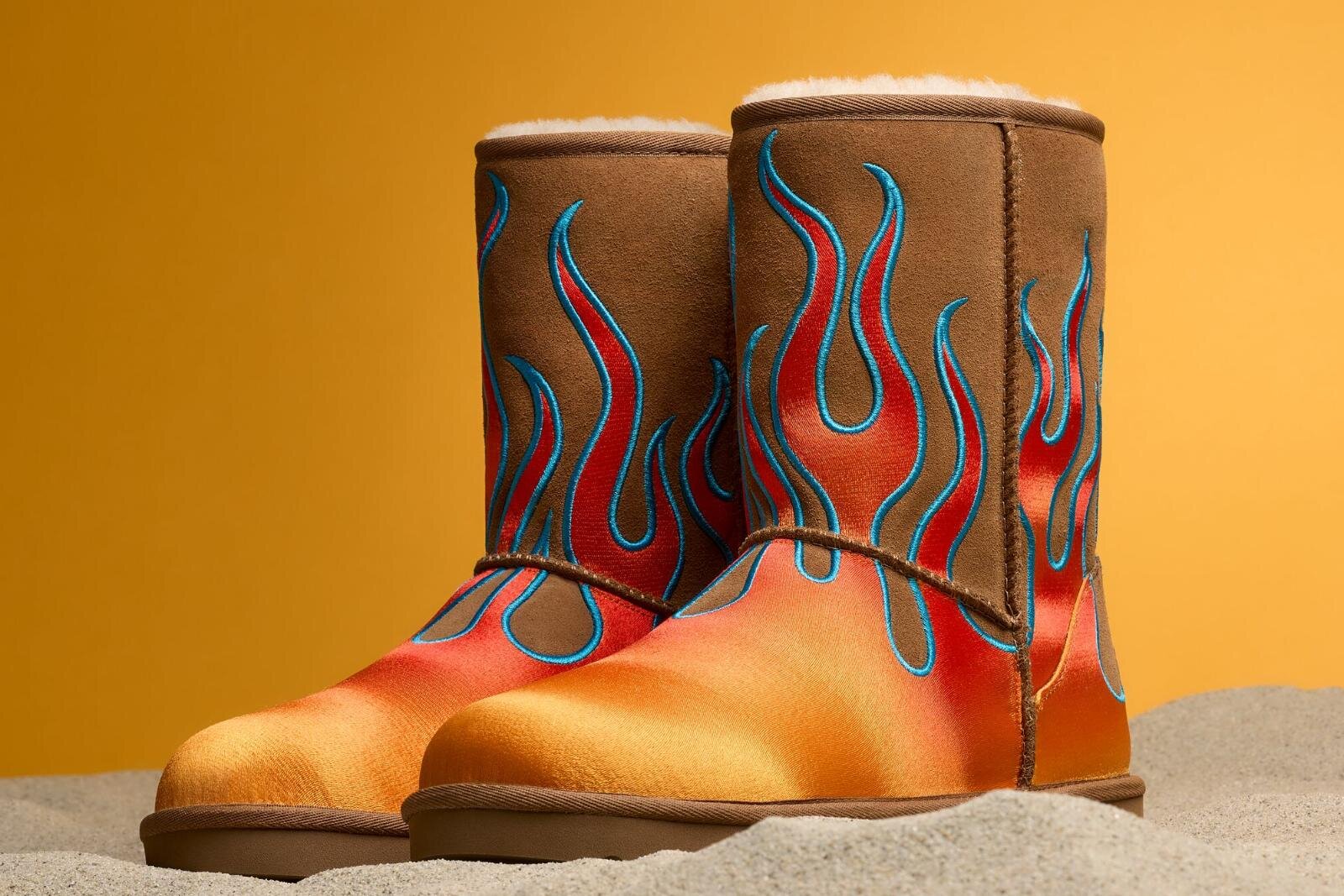 UGG×ジェレミー・スコット“炎”刺繍のブーツ「クラシック ショート」復刻