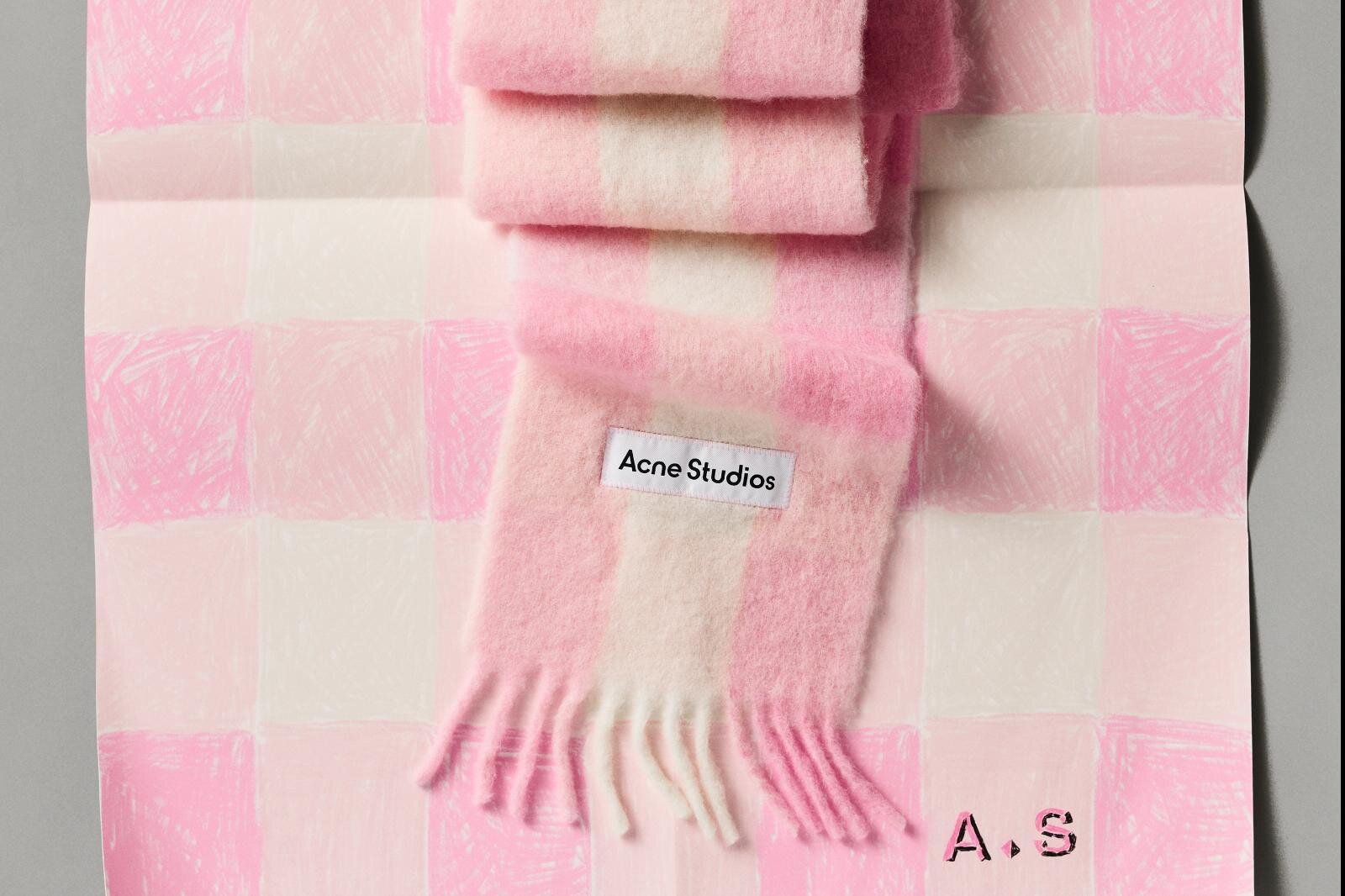 アクネ ストゥディオズ、“チェック柄”モヘアマフラー＆ふわふわシアリングローファー