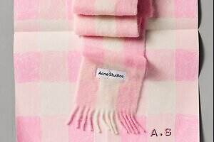 アクネ ストゥディオズ、“チェック柄”モヘアマフラー＆ふわふわシアリングローファー