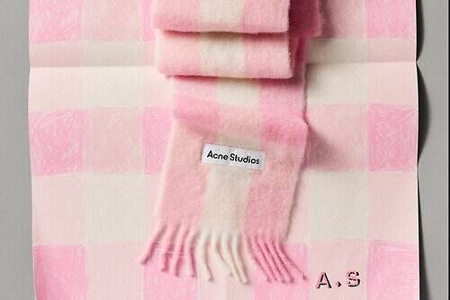アクネ ストゥディオズ、“チェック柄”モヘアマフラー＆ふわふわシアリングローファー