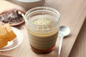 モロゾフ「わらび餠×ほうじ茶」の和プリン、“とろ～り”黒糖蜜入りやきな粉トッピングも