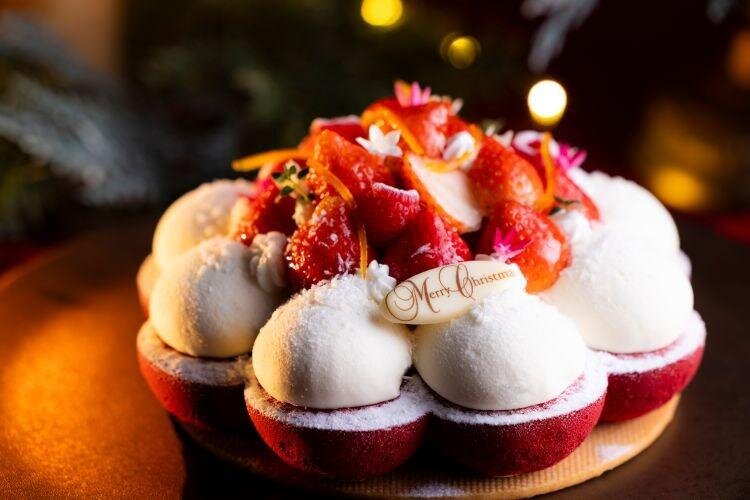 ヒルトン大阪25年クリスマスケーキ、苺にバニラやメープル香るぷっくりタルト＆3種のチーズムース