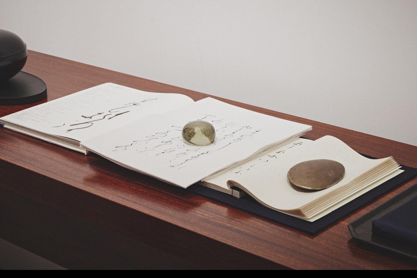 マメ クロゴウチ“焼き物の絵付け”着想の植物柄シルクスカーフが青山で、インスピレーション展も