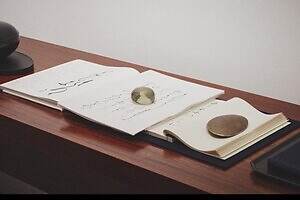 マメ クロゴウチ“焼き物の絵付け”着想の植物柄シルクスカーフが青山で、インスピレーション展も