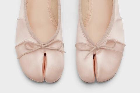 メゾン マルジェラ「タビ」シューズ、煌めくシルバーパンプス＆パステルピンクのバレリーナ