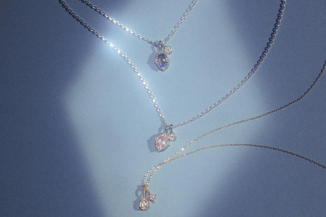 ノジェスのクリスマス、ダイヤモンド輝くチャームネックレスやラッキーモチーフのお守りジュエリー