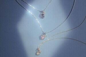 ノジェスのクリスマス、ダイヤモンド輝くチャームネックレスやラッキーモチーフのお守りジュエリー