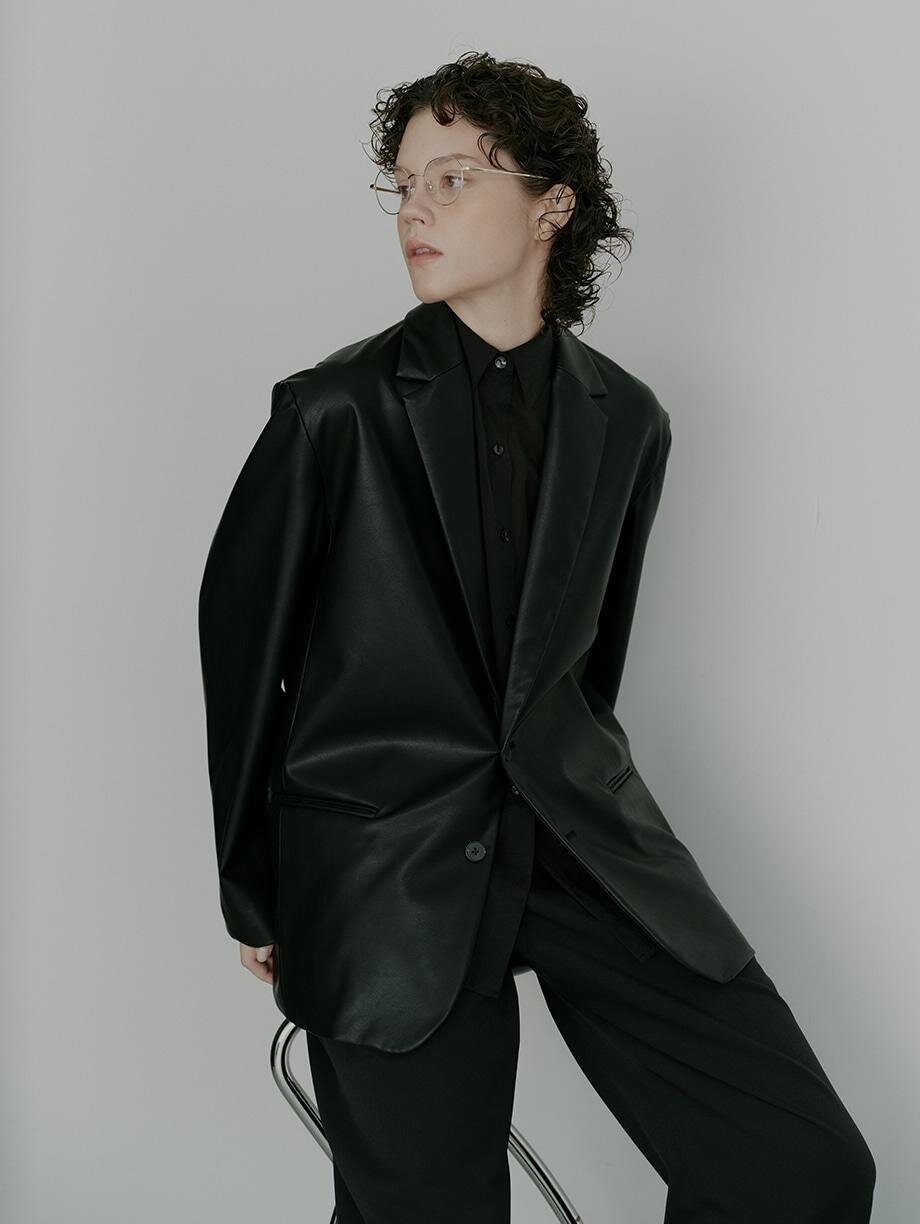 Zoff×マルゥ ユナイテッドアローズ、細めメタルフレームのメガネ＆淡いカラーサングラス｜写真6