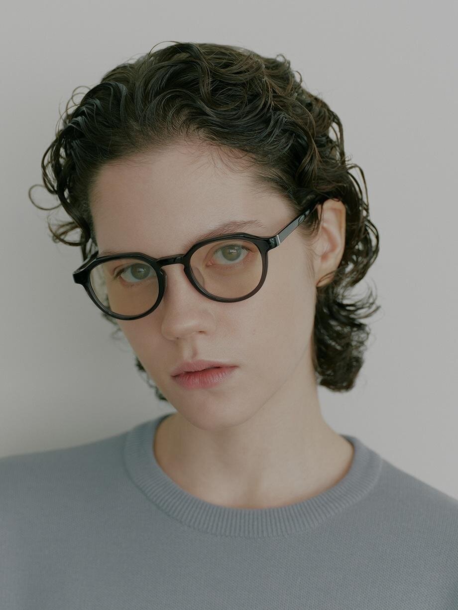 Zoff×マルゥ ユナイテッドアローズ、細めメタルフレームのメガネ＆淡いカラーサングラス｜写真3