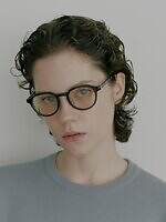 Zoff×マルゥ ユナイテッドアローズ、細めメタルフレームのメガネ＆淡いカラーサングラス｜写真3