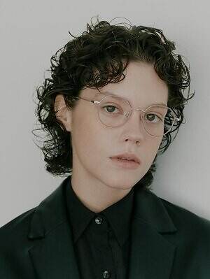 Zoff×マルゥ ユナイテッドアローズ、細めメタルフレームのメガネ＆淡いカラーサングラス｜写真5