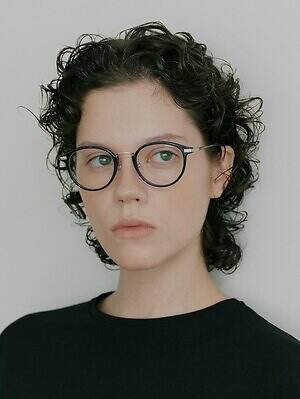 Zoff×マルゥ ユナイテッドアローズ、細めメタルフレームのメガネ＆淡いカラーサングラス｜写真1