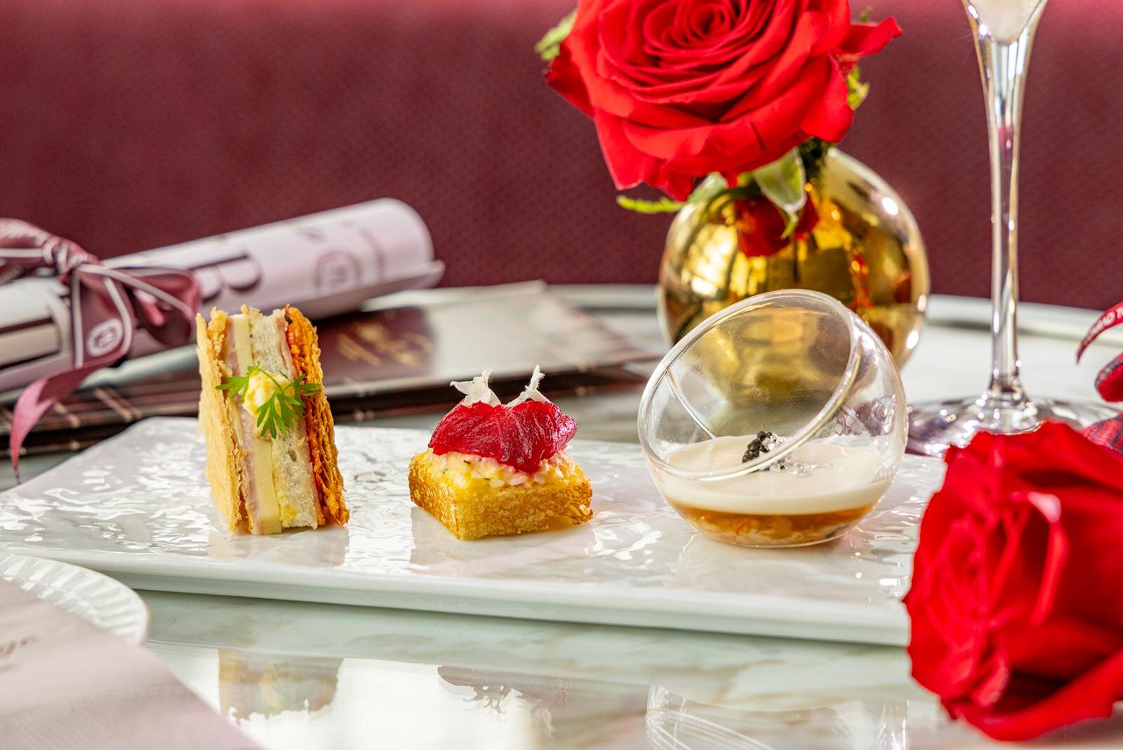 コンラッド東京「ハーリップトゥ」コラボアフタヌーンティー、オーナメント型紅茶ムースやチェック柄マカロン | 写真