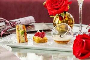 コンラッド東京「ハーリップトゥ」コラボアフタヌーンティー、オーナメント型紅茶ムースやチェック柄マカロン｜写真3