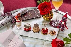 コンラッド東京「ハーリップトゥ」コラボアフタヌーンティー、オーナメント型紅茶ムースやチェック柄マカロン｜写真2